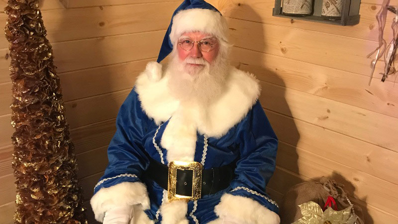 Babbo Natale seduto nella baita